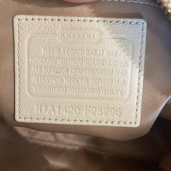 COACH- Taylorr leather satchel in Ivory - F25296- GUC - Picture 4 of 17